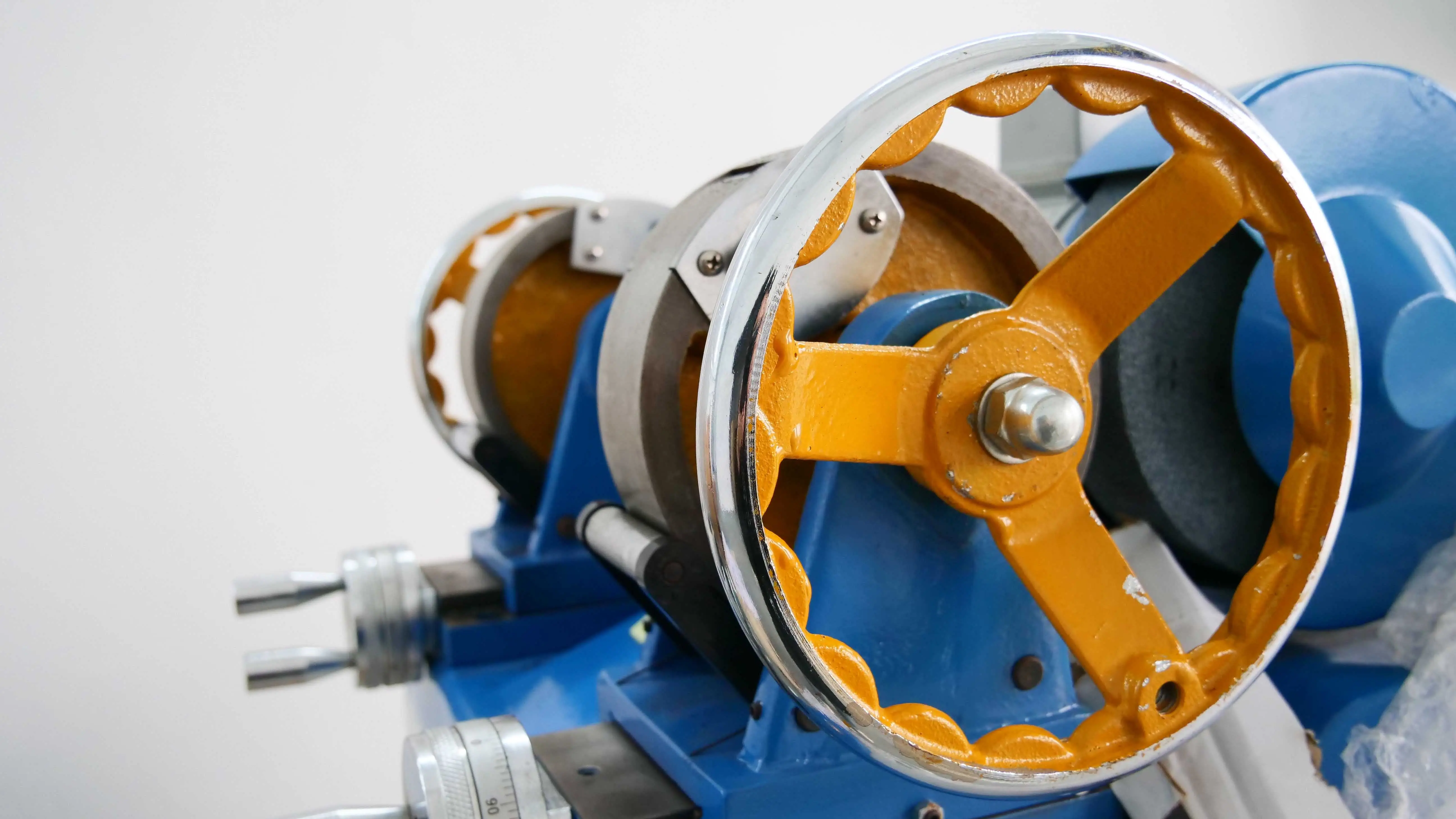 Rotating hand wheel